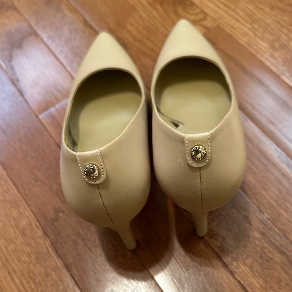 Michael Kors Women's Nude Pointed-Toe Mid Heel Pumps - Picture 8 of 9